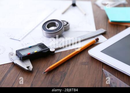 Technische Verbrauchsmaterialien und Tablet auf Holzhintergrund Stockfoto