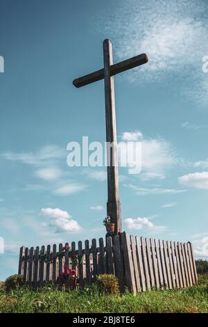 Holzkreuz, Schrein am Straßenrand - ideal für Themen wie katholische Religion, Christentum etc. Stockfoto