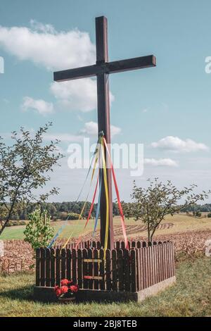 Holzkreuz, Schrein am Straßenrand - ideal für Themen wie katholische Religion, Christentum etc. Stockfoto