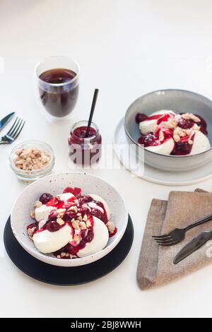 Quark Pfannkuchen mit Beerensauce und Nüssen. Gesundes Frühstückskonzept. Stockfoto
