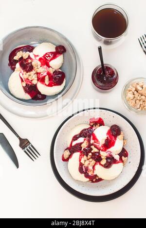 Quark Pfannkuchen mit Beerensauce und Nüssen. Gesundes Frühstückskonzept. Stockfoto