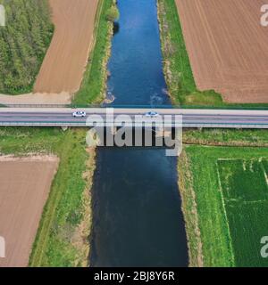 Luftaufnahme einer Brücke für Autos über die Leine in Deutschland Stockfoto