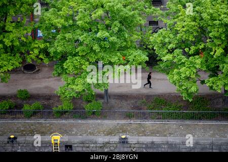 Berlin, Deutschland. April 2020. Ein Jogger läuft auf einem Weg entlang der Spree. Quelle: Christoph Soeder/dpa/Alamy Live News Stockfoto