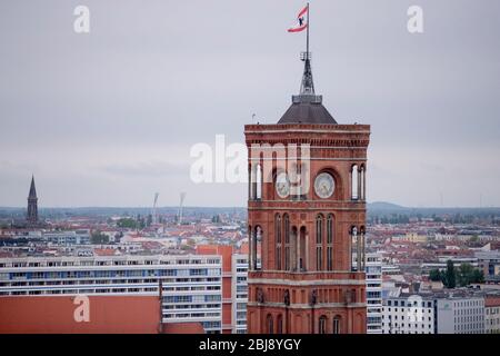 Berlin, Deutschland. April 2020. Das Rote Rathaus, von einem Hochhaus aus gesehen. Quelle: Christoph Soeder/dpa/Alamy Live News Stockfoto