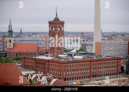 Berlin, Deutschland. April 2020. Das Rote Rathaus, von einem Hochhaus aus gesehen. Quelle: Christoph Soeder/dpa/Alamy Live News Stockfoto