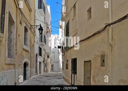 Eine enge Straße zwischen den Häusern des Dorfes Monopoli in Apulien Stockfoto