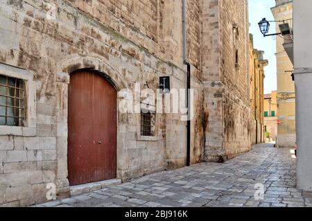 Eine enge Straße zwischen den Häusern des Dorfes Monopoli in Apulien Stockfoto