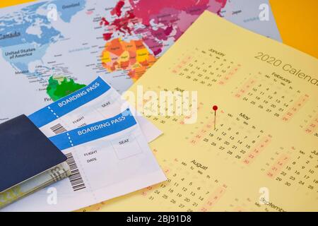 Reisepass, Bordkarte über Karte. Reisekonzept. Im Kalender mit Pins Stockfoto