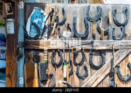 Waffen und Werkzeuge aus der Zitadelle Rasnov, Brasov, Rumänien Stockfoto