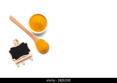 Getrocknete Kurkuma Pulver in Schüssel und Holzlöffel Curcumin , gelber Ingwer isoliert auf weißem Hintergrund, zum Kochen verwendet, natürliche Farbstoff und als Stockfoto