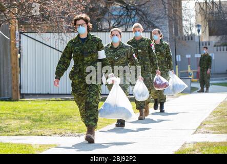 Toronto, Kanada. April 2020. Mitglieder der kanadischen Streitkräfte werden vor dem Eatonville Care Centre in Toronto, Kanada, am 28. April 2020 gesehen. Kanadas größte Provinz Ontario forderte letzte Woche militärische Hilfe in fünf schwer betroffenen Pflegeheimen. Kredit: Zou Zheng/Xinhua/Alamy Live News Stockfoto