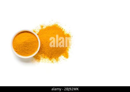 Orange getrocknete Kurkuma, Curcumin, gelbes Ingwerpulver in weißen Glasschale isoliert auf weißem Hintergrund, zum Kochen, natürliche Farbstoff und als Stockfoto