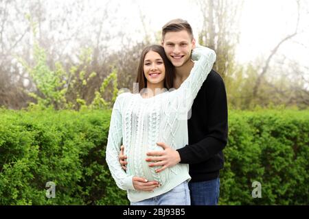 Junges Paar erwartet Baby Stockfoto