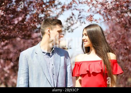 Junge liebevolle Paar im Frühling Stockfoto