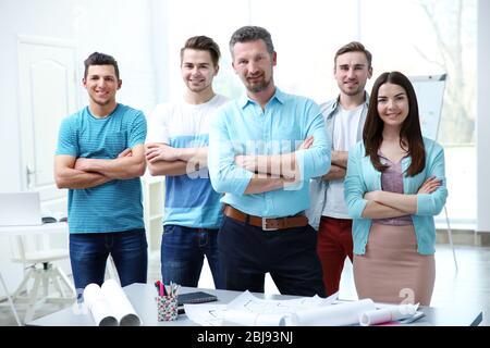 Gruppe junger Ingenieure am Tisch im Büro Stockfoto