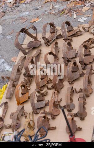 Jagd illegale Wilderer Fallen und Ausrüstung Metall auf Flohmarkt in der Ukraine. Stockfoto