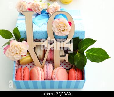 Leckere Makronen mit Liebeswort in Box Stockfoto