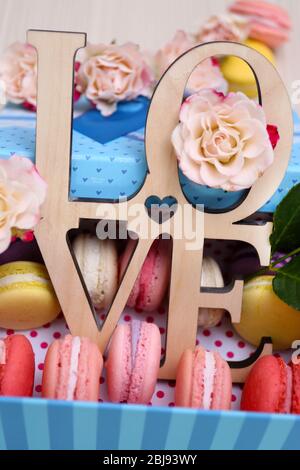 Leckere Makronen mit Liebeswort in Box Stockfoto