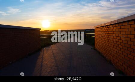 Blick auf eine Backsteinbrücke in Hortobagy Ungarn bei Sonnenuntergang. Stockfoto