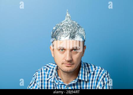 Folienhut auf Mann. Schützt vor dem Lesen denken. Stockfoto