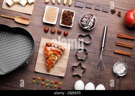 Kuchen Zutaten auf Holztisch. Flaches Lay Stockfoto