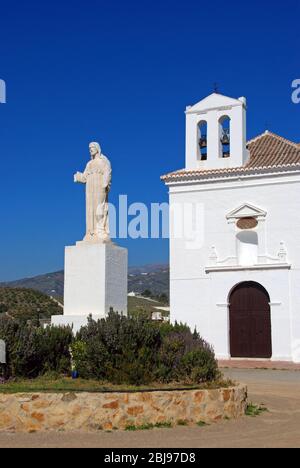 Einsiedelei der Heiligen Jungfrau mit einer Statue im Vordergrund, Velez Malaga, Costa del Sol, Provinz Málaga, Andalusien, Spanien. Stockfoto