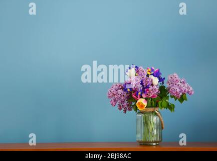 Bouquet von frischen Frühlingsblumen auf grauem Wandhintergrund Stockfoto