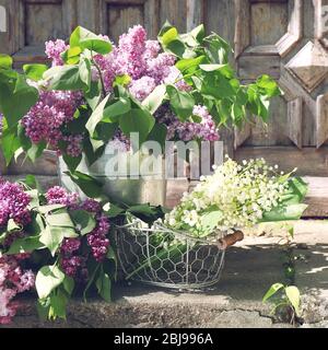 Schöne Vintage-Komposition mit Frühlingsblumen, im Freien Stockfoto