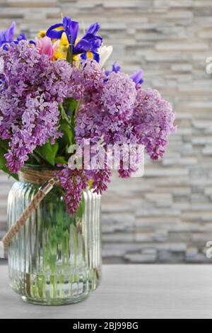 Bouquet von frischen Frühlingsblumen auf Wand Hintergrund Stockfoto