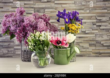 Bouquet von frischen Frühlingsblumen auf Wand Hintergrund Stockfoto