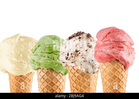 Eis-Zapfen Nahaufnahme mit verschiedenen Geschmacksrichtungen auf weißem Hintergrund Stockfoto