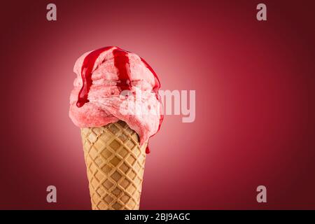 Erdbeer Eis-Kegel auf lila Hintergrund Stockfoto