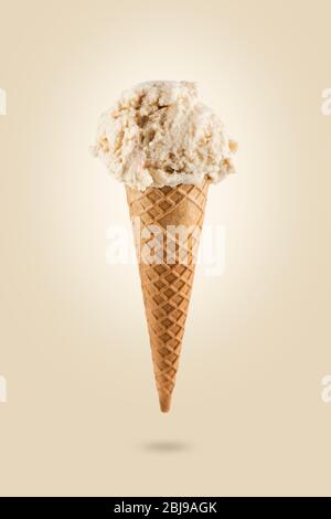 Vanille Eis-Kegel auf farbigem Hintergrund Stockfoto