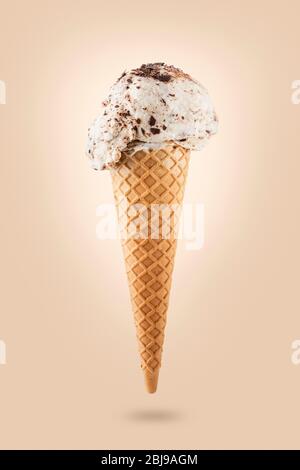Stracciatella Eis-Kegel auf farbigem Hintergrund Stockfoto