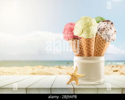 Sommerzeit. Eiszapfen mit verschiedenen Geschmacksrichtungen am Strand. Stockfoto