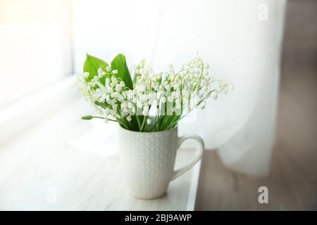 Blumenstrauß der Lilien des Tals auf der Fensterbank Stockfoto