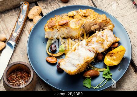 Geröstete Stück Silberkarpfen mit Nusssauce.Gebratener Fisch Stockfoto