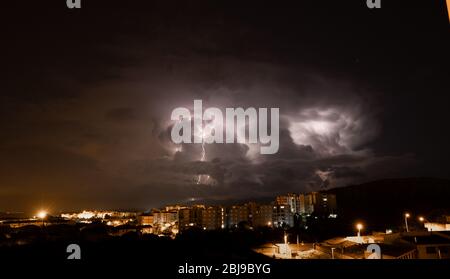 Blitz während eines Sturms über der Stadt iglesias, im Süden sardiniens Stockfoto