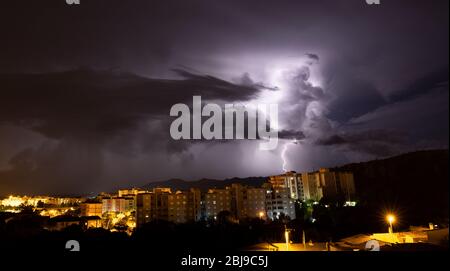 Blitz während eines Sturms über der Stadt iglesias, im Süden sardiniens Stockfoto