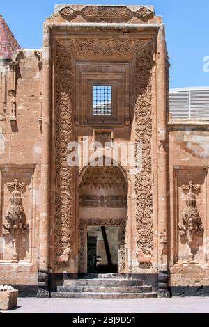 Ein prächtiger Steinbogen-Eingang im ersten Hof des Ishak Pasa Palace in Dogubayazit in der Türkei. Der Bau des Palastes wurde 1685 begonnen. Stockfoto