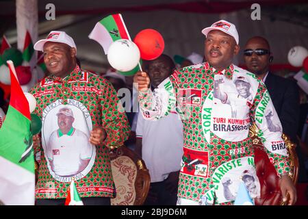 (200429) -- PEKING, 29. April 2020 (Xinhua) -- Der burundische Präsident Pierre Nkurunziza (R, Front) und Evariste Ndayishimiye (L, Front), Präsidentschaftskandidat und Generalsekretär des regierenden Nationalen Rates zur Verteidigung der demokratischen Kräfte zur Verteidigung der Demokratie (CNDDD-FDD) von Burundi, nehmen am 27. April 2020 an einer Wahlkampfveranstaltung in Gitega, Zentralburundi, Teil. Burundis politische Parteien und Gruppen sowie unabhängige Kandidaten haben sich am Montag landesweit für eine dreiwöchige Kampagne vor den bevorstehenden Parlamentswahlen eingesetzt. Die afrikanische Nation wird einen neuen Präsidenten, Mitglieder von Nati wählen Stockfoto