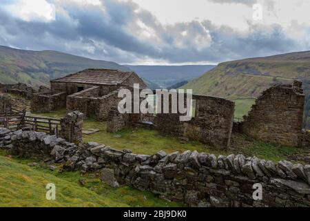 Die Ruinen von Crackpot Hall, einem verlassenen Bauernhaus aus dem 18.. Jahrhundert auf den Mooren in der Nähe von Keld, Swaledale, North Yorkshire, Großbritannien Stockfoto