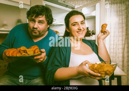 Plus Size Familie Essen Ungesunde Lebensmittel Stockfoto