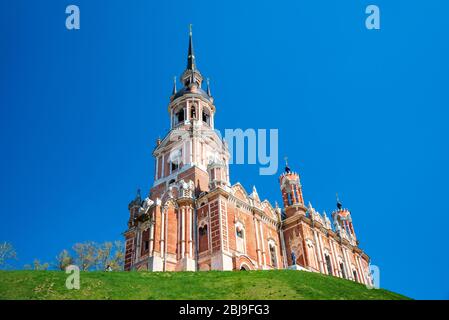 Die neue Kathedrale Nikolsky, Mozhaysk, Russland. Eine größere blutrot Kathedrale im neugotischen Stil wurde im Jahre 1814 abgeschlossen. Stockfoto