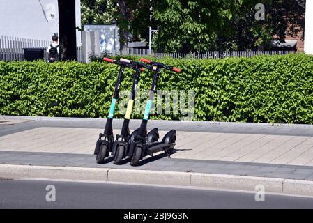 Bonn, Deutschland. April 2020. Elektromopeds der niederländischen Firma Dott stehen am Straßenrand Quelle: Horst Galuschka/dpa/Alamy Live News Stockfoto