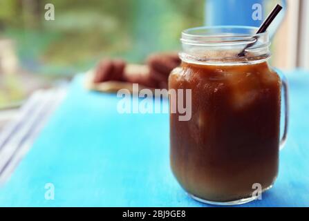 Glas Eiskaffee auf blauem Tisch Stockfoto