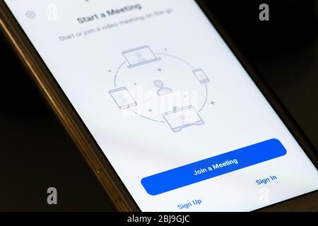 Zoom Video Communications App auf dem Smartphone, Videotelefonie, Videokonferenzen und Online-Chat-Dienste für Meetings Stockfoto