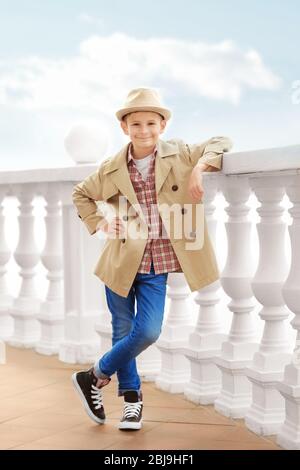 Kleiner Junge trägt stilvolle Kleidung im Freien. Mode für Kinder Stockfoto