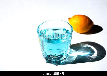 Schließen Sie Wasserglas, frisches Wasser, Zitrone. Auf weißem Hintergrund. Stockfoto