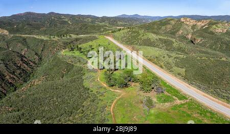 Asphaltstraße ermöglicht Autofahrern, die Wälder und Hügel des südlichen California National Forest zu erkunden. Stockfoto